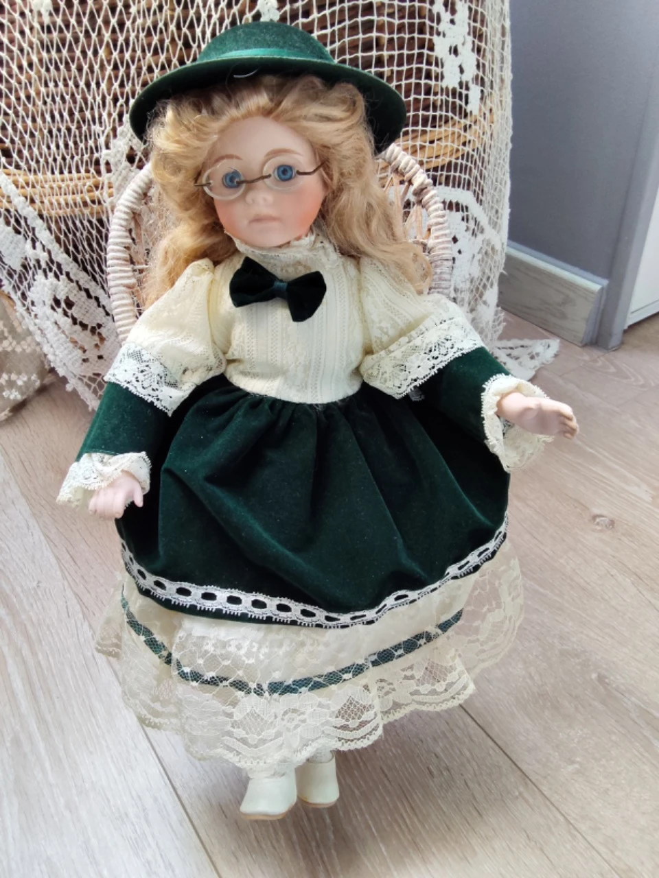 Vintage decoratieve pop (+ rieten stoel) – photo 3